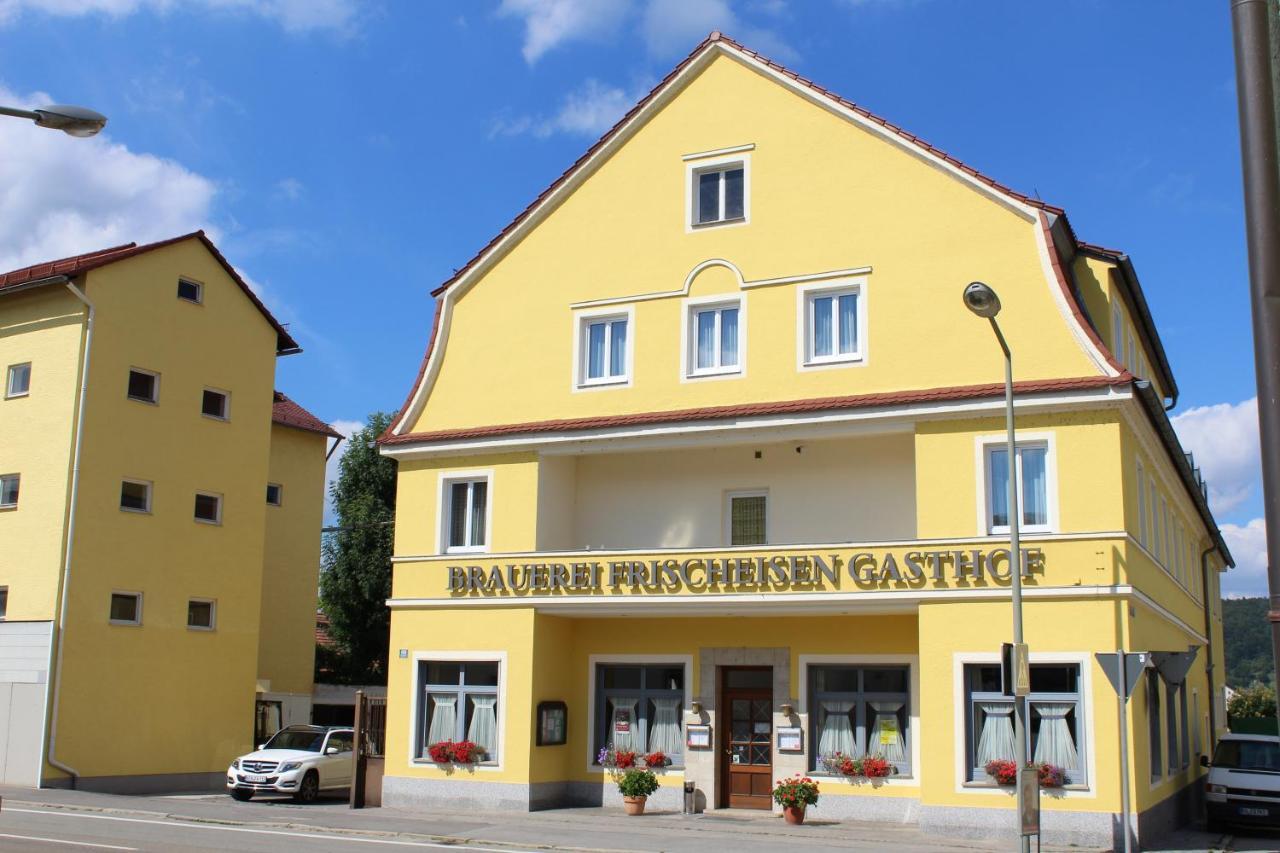 Brauerei Und Gasthof Frischeisen เคลไฮม์ ภายนอก รูปภาพ
